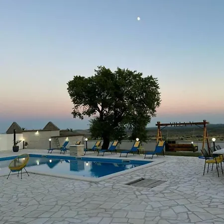 Unique V With Pool *