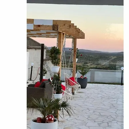 Unique V With Pool בנקובאץ