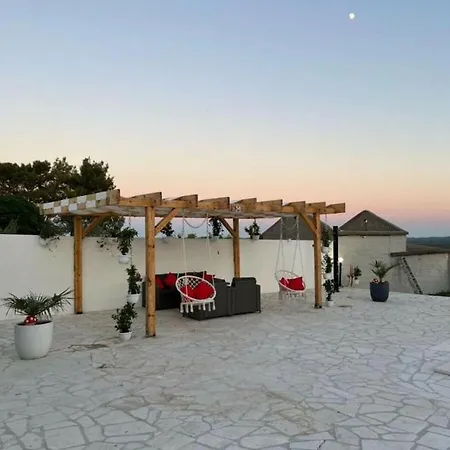 Unique V With Pool Benkovac