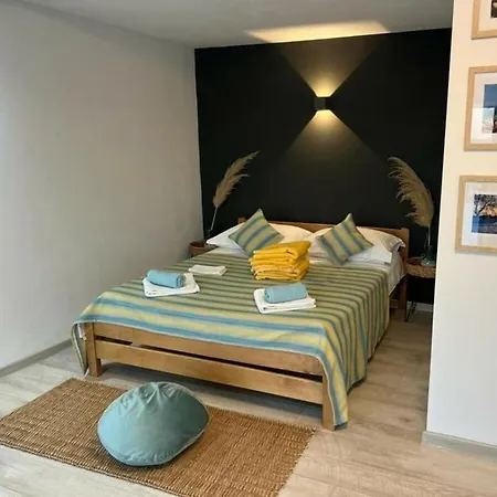 Unique V With Pool בנקובאץ