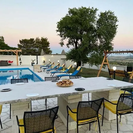 Unique V With Pool וילה בנקובאץ