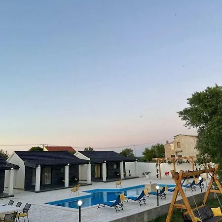 Unique V With Pool בנקובאץ