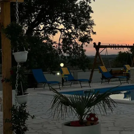 Unique V With Pool * בנקובאץ