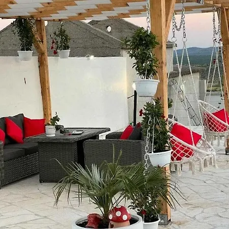 Unique V With Pool *