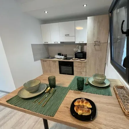 Unique V With Pool *