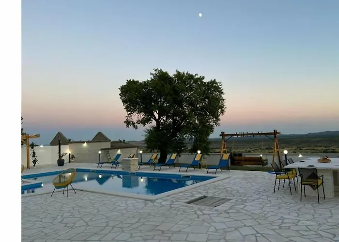 Unique V With Pool *