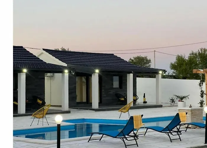 Unique V With Pool *