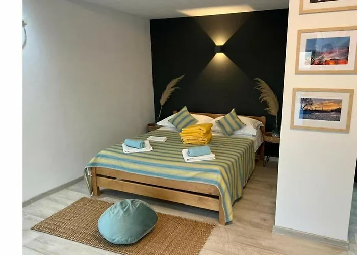 Unique V With Pool 벤코바츠