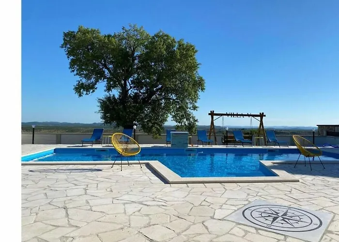 Unique V With Pool *