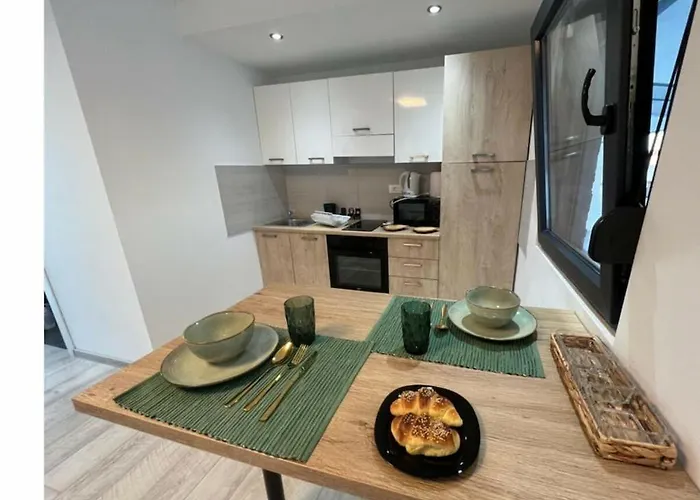 Unique V With Pool *