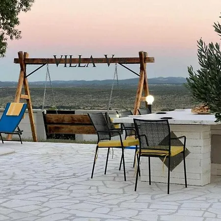 Unique V With Pool *