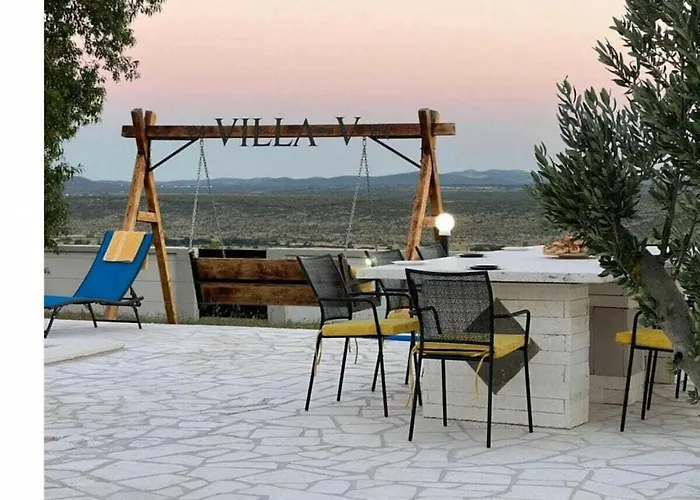 Unique V With Pool *