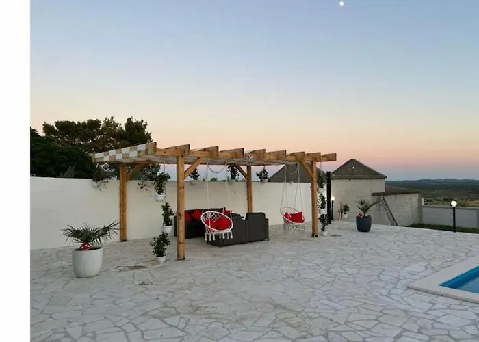 Unique V With Pool Бенковац