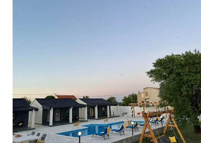 Unique V With Pool Бенковац